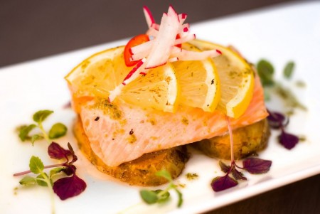 Gebackener Lachs mit Rosmarin, Zitrone und Bratkartoffeln