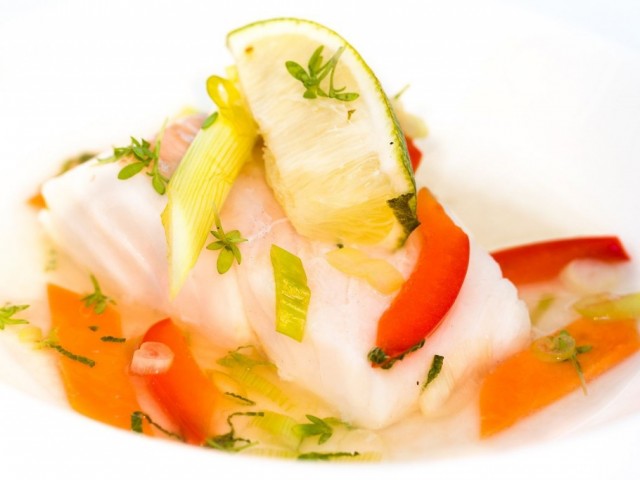 In Weißwein und Limette gedünsteter Kabeljau mit Frühlingsgemüse ...